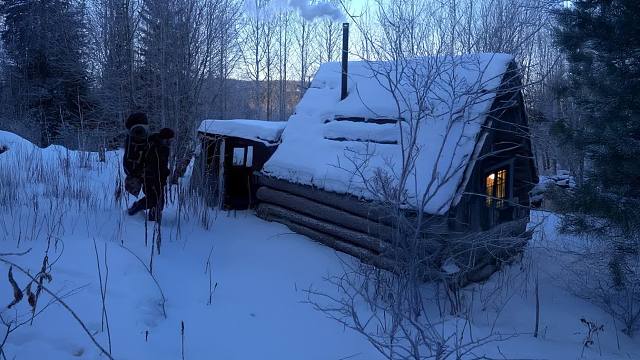 在森林里发现一间旧茅屋，并把它整理得井井有条，在里面温馨居住