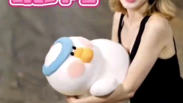 肥鹅健身房的手办被网友用AI玩坏了#肥鹅健身房 #aigc #肥鹅健身房盲盒 #dodowo #可灵