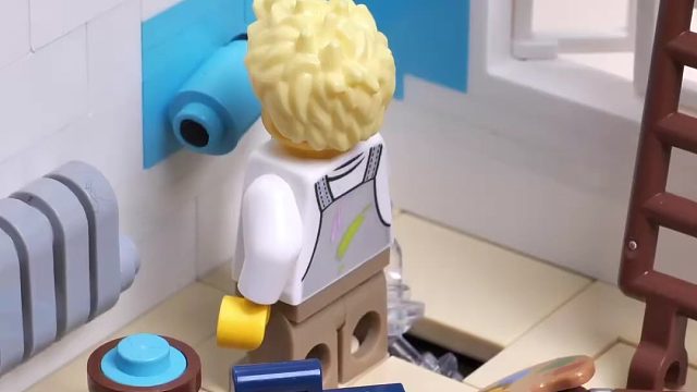 快过年了，你们家也许需要这样一个粉刷匠~