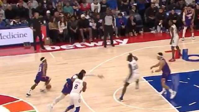 比尔投中三分后和替补席的队友庆祝​​​