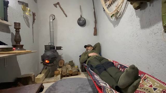 暴风雪天，躲在一间小屋子里值岗，烤着炉火还挺温馨