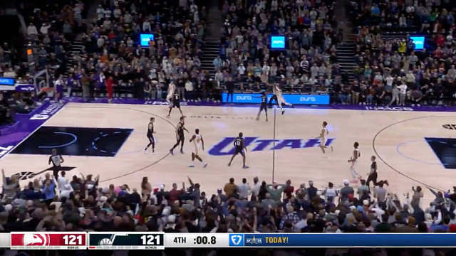 卧槽！！特雷杨后场三分压哨绝杀爵士！！这球也太炸裂了！！年度十佳球锁定！！​​​