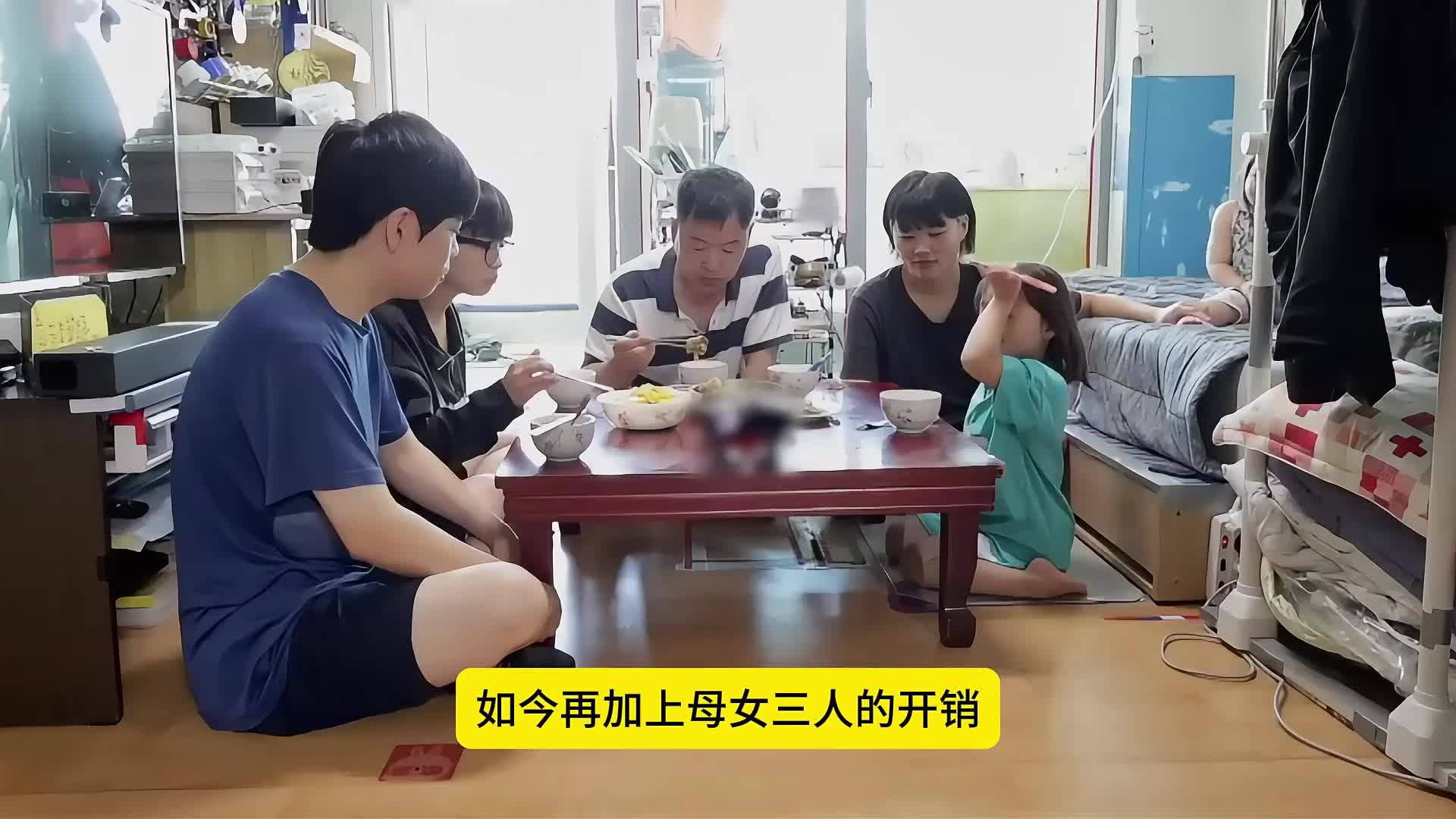 女人惨遭抛弃，独自带着三个孩子生活！