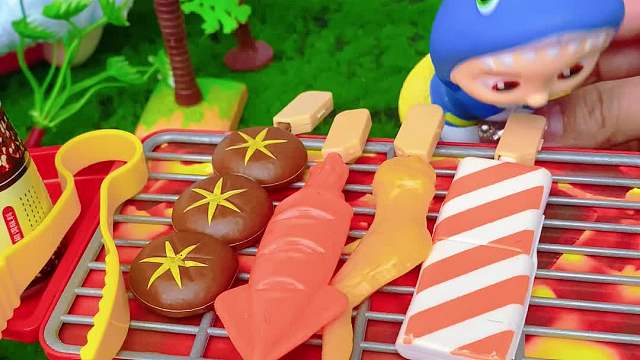 西瓜宝贝和小猪佩奇一起吃烧烤啦~