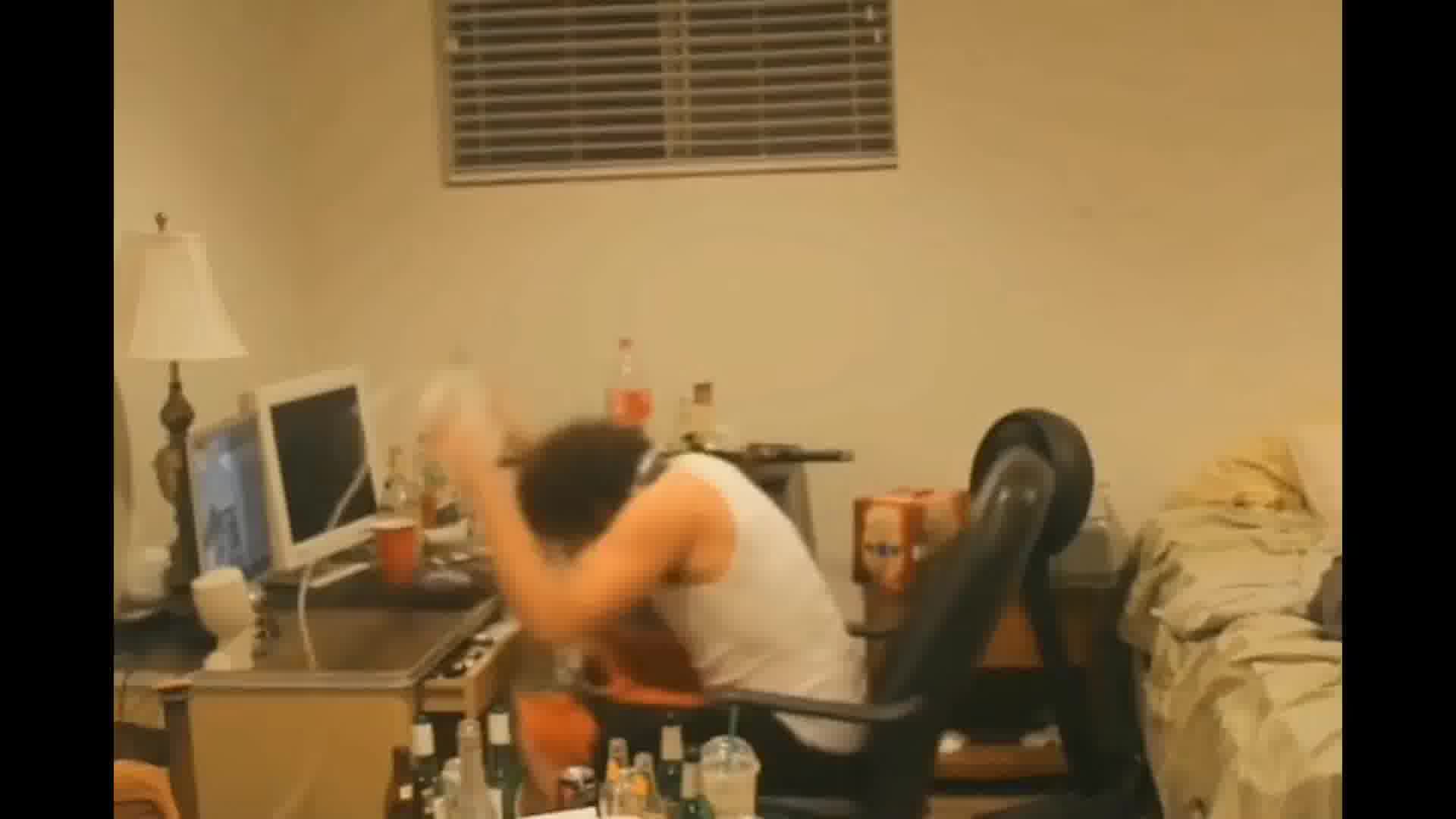 猫咪踏上上班路，我在家中瞎扑腾，班味绕梁苦。