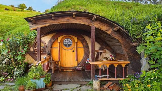 在野外挖掘建造一个霍比特人小屋居住，小小空间，窝着还挺奢华