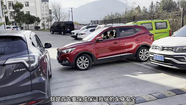 窄路出库很多司机不会打轮，车辆被卡进退两难，加大车距很重要
