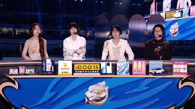 一诺评论席领喊口号:心怀荣耀！​​​