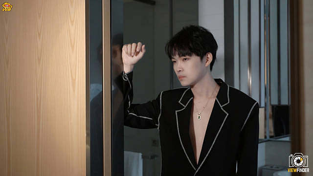 好好好，星宇今天你这身深V西装给大家来点不一样的感觉​​​