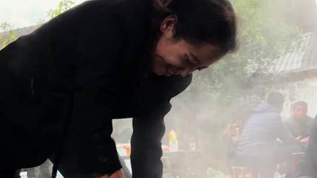 每年这个时候是 大家脸上都洋溢着笑容和轻松～ #杀年猪了#农村年味#地方特色美食#双凤#把家乡的味道