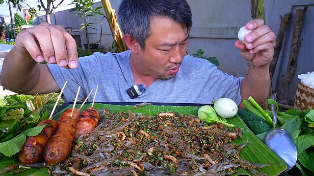 泰国大叔一个人享用活蹦乱跳的小鲜虾