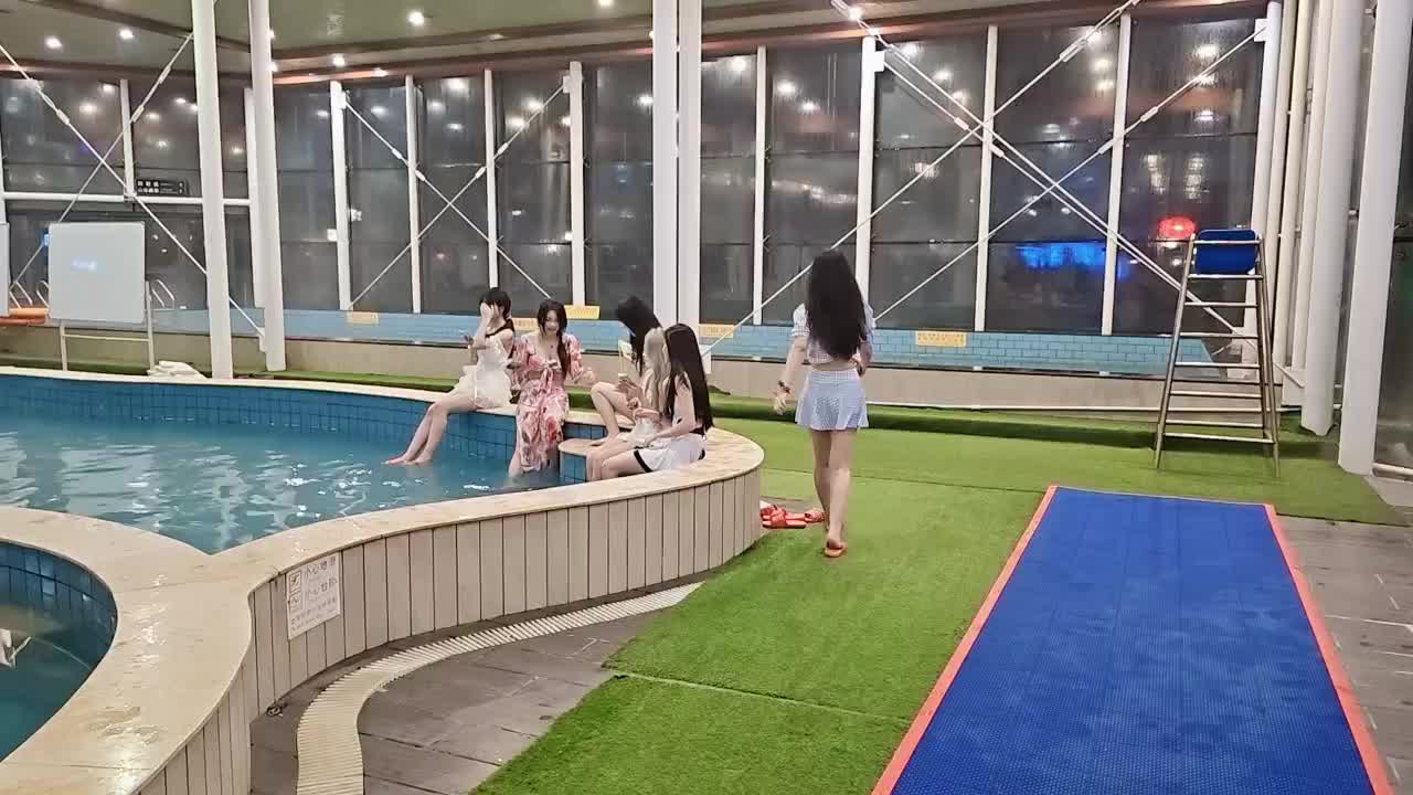 东北泳池走秀，兄弟们觉得哪个美女最好看？