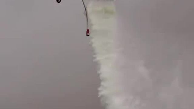 洛杉矶飞机灭火现场，感觉这样没效果