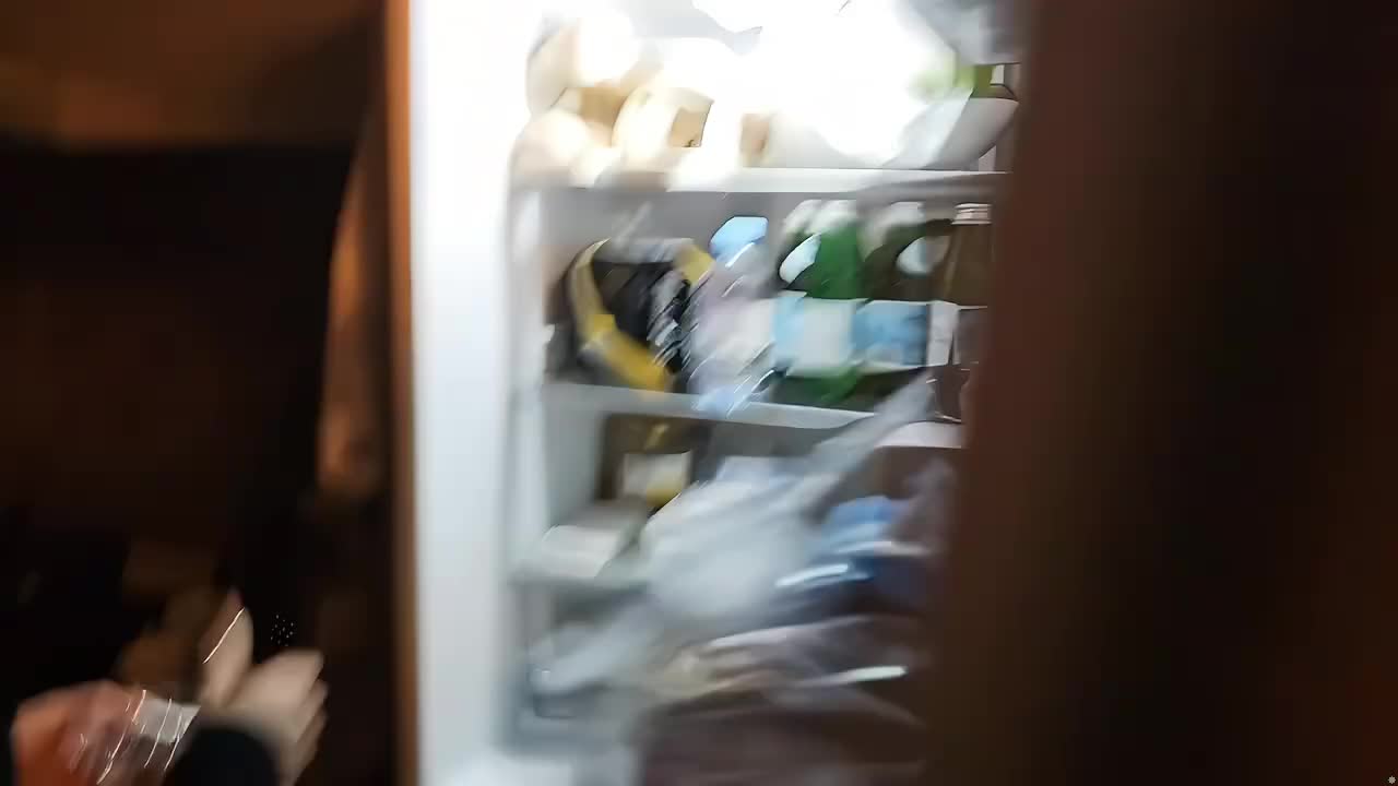 【子圣-798】美女的生活档次就是高呀，二十一瓶的矿泉水你喝过？