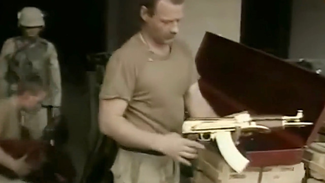 2003年美军搜查萨达姆行宫的真实影像，从其军火库中找出大量黄金武器