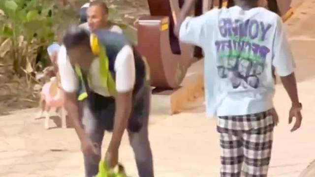 老外恶搞趣味足