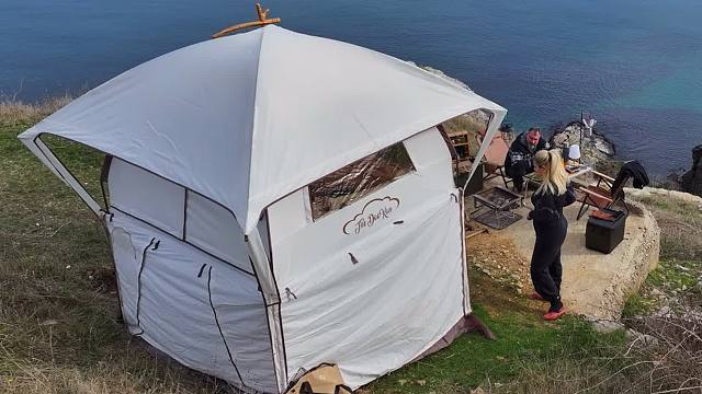 夫妻二人使用2层式的大帐棚，在悬崖湖边露营，钓鱼烧烤烹饪滋味绝了