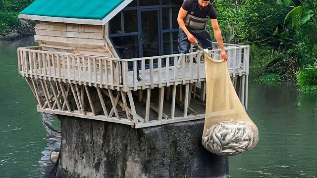 我在岩石上建了一个温暖而豪华的庇护所，还能轻松的捕捞鱼来吃！