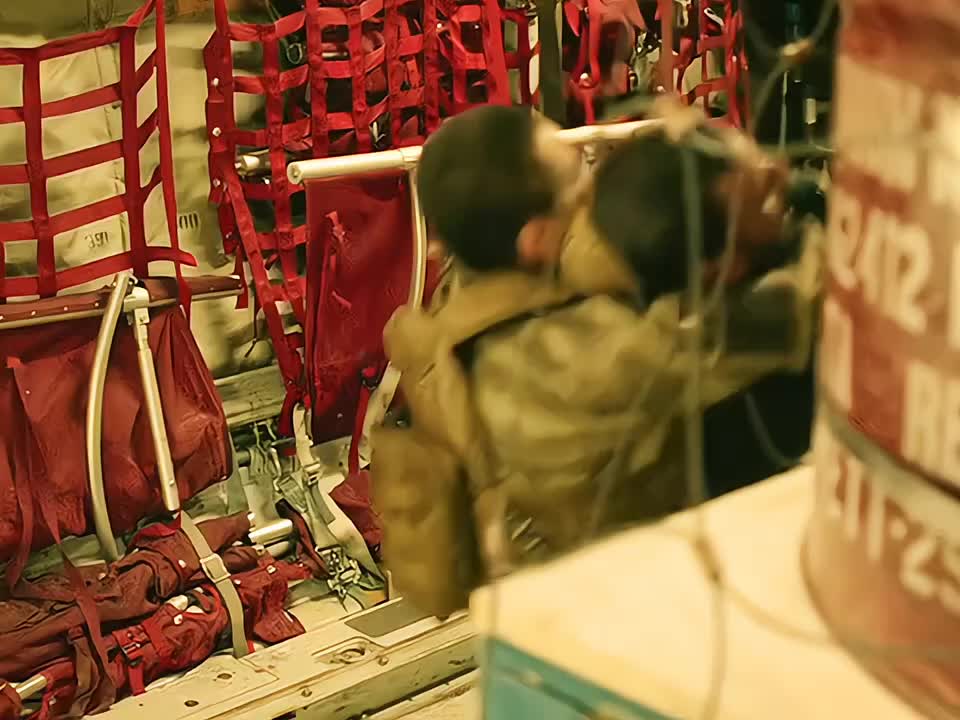 世界上最痛苦的事莫过于，看着朝夕相处的战友倒在自己的面前