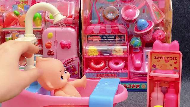 萌趣！看小朋友给娃娃洗澡的欢乐时光
