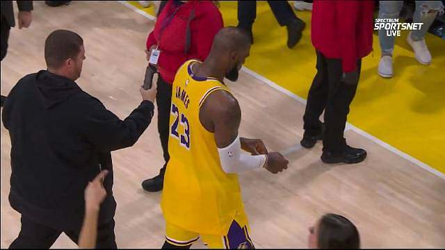 老詹赛后把自己的手环送给了那个小女孩，还和那个小女孩合影，是谁羡慕了我不说​​​