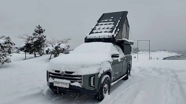 冬季露营，一觉醒来，我的车顶帐篷被大雪 “活埋”
