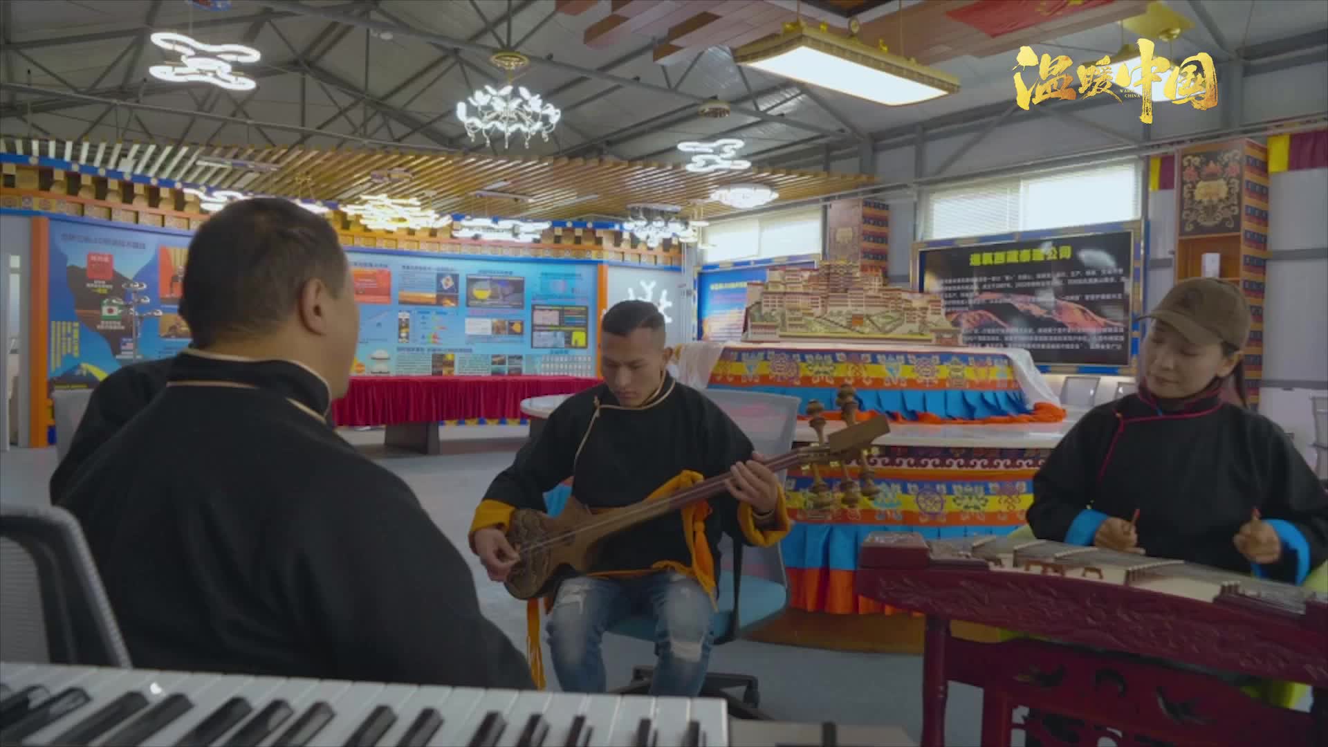 扶残助残 ·   班旦久米和格桑花开艺术团