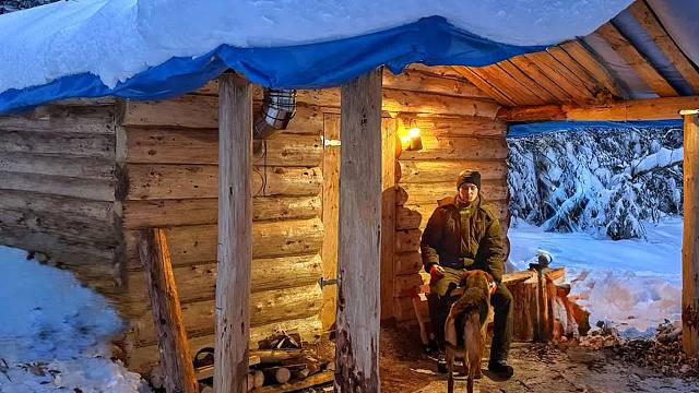 西伯利亚的森林冰天雪地才是格外的寒冷，夫妻二人驾驶雪橇车，在小木屋度假格外温馨