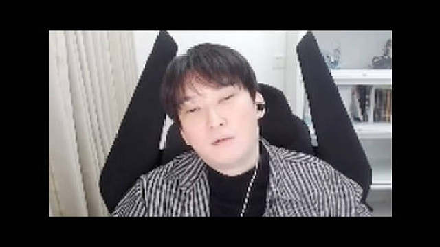 白色月牙：两位选手我都认识，Rookie和Doinb之间存在误会，沟通不顺畅！BSYY：老宋和大B老