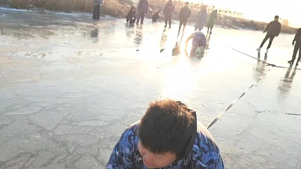 【子圣-798】绝对的力量拉扯，酷哥冰面拔河直接上岸？