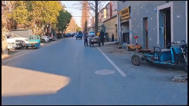 典型的超车变道造成的追尾，当然是超车的人全责