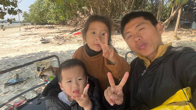 穷人家的孩子早当家，2岁多就帮爸爸养鸭，网友：这娃真懂事