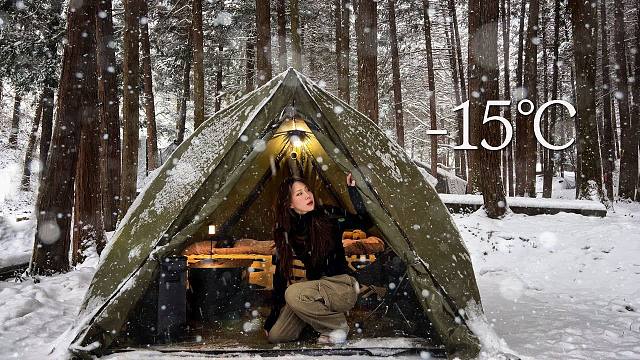 一个晚上，在-15度的暴风雪中，在一个小帐篷里。独自露营视频