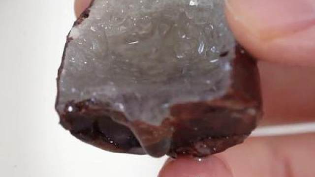 一口下去仿佛回到了童年，还是那个味道#酒心巧克力 #巧克力 #童年 #过年 #糖果