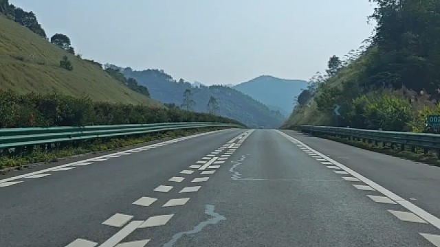 走高速这种标线能不能变道？新手朋友要明白