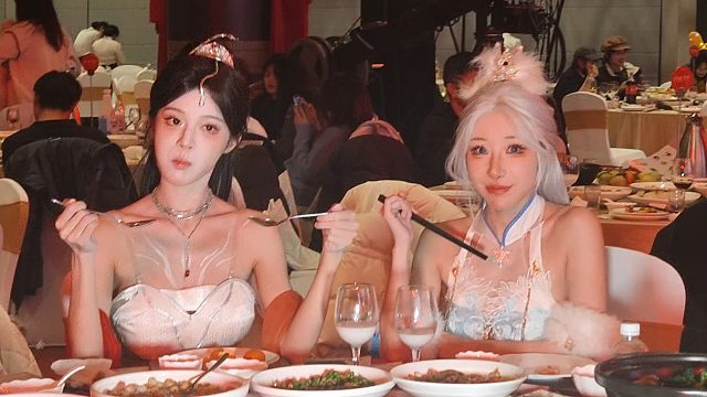 宁红夜命也太好了，吃席都有顾清寒喂