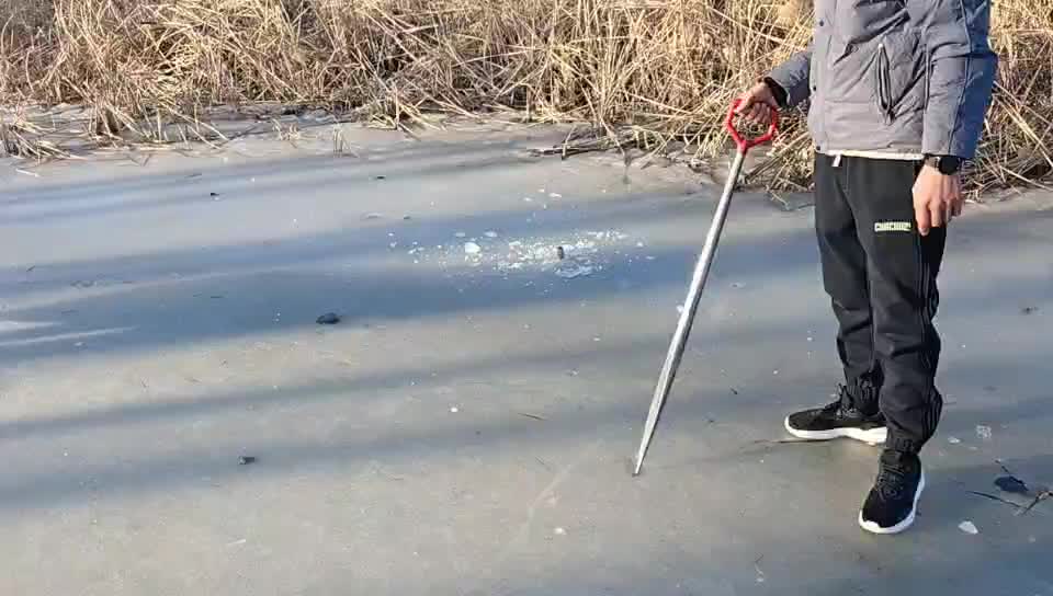 让兄弟们近距离感受下鞭炮炸冰层的感觉！