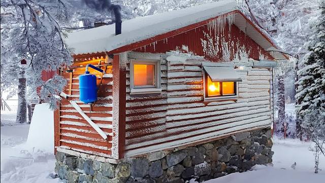 独自在无人区森林当护林员，在木屋中抵御猛烈的暴风雪，还很温暖