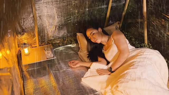 一个人在大雨中露营，体验一个完美解压的夜晚