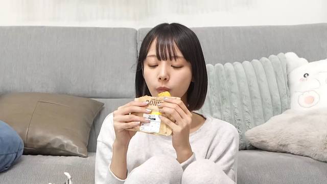 看下冈田纱佳晚上回家做些什么？