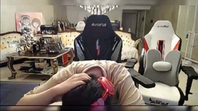 凡凡自爆在姿态家上厕所进错万坤房间！儿姿笑惨了“还好是冬天夏天包遭”想想，坤睡得正香，房间进来个黑丝