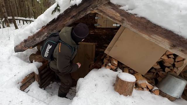 进入冰天雪地的森林，我要把防空洞内改造一番，里面住着是真舒服