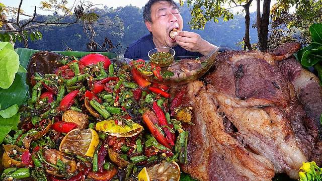 大叔一个人享用美味烤五花肉，配上各种绿化带，小凉菜，吃的真美