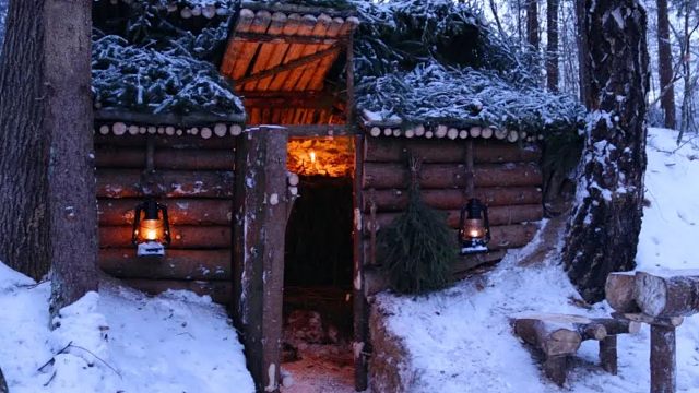 暴风雪来袭，小伙独自一人荒野生存，为躲避极寒天气和野兽袭击，就地取材搭建临时庇护所