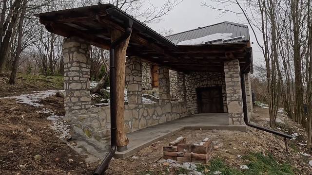 从木质框架到完整的屋顶，冬季雪天，对山顶石屋的奢华改造