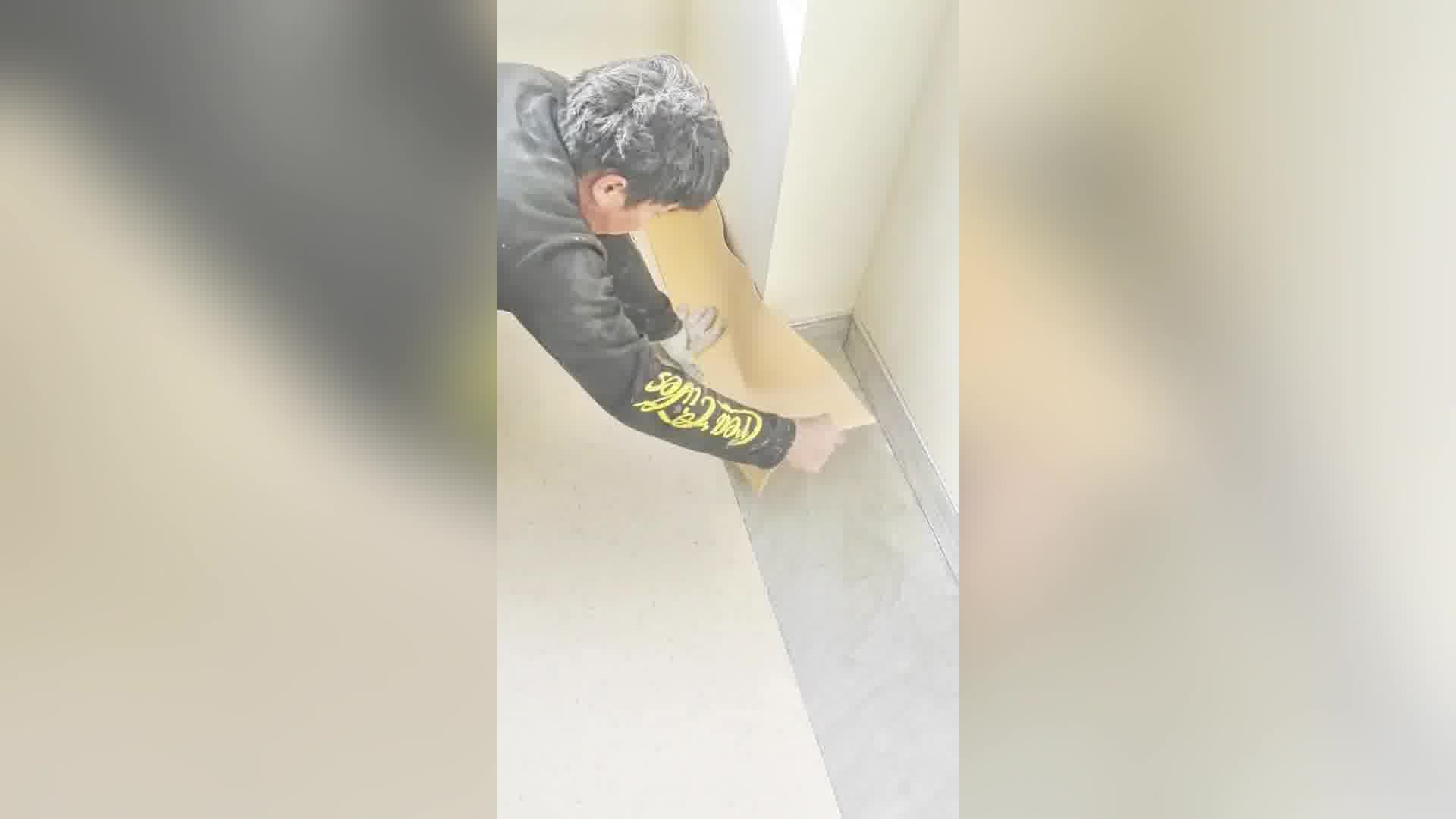 塑胶地板裁切铺贴施工过程