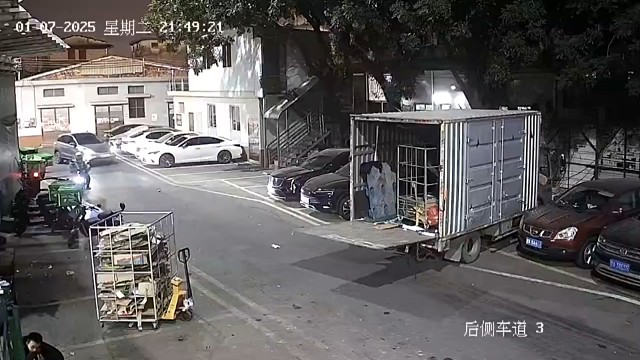 他[马]的，大晚上放下后围板，也不做标识，也不派个人看着，赔死这货车