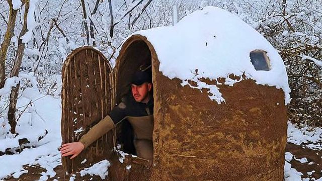 暴风雪中，独自在荒野生存，搭建安全避难所，夜晚睡在里面很暖和