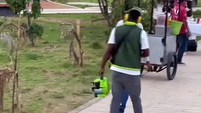 吸睛！老外恶搞懵到表情失控