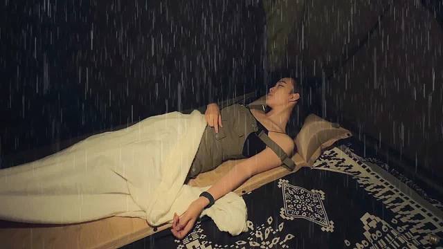 透明屋顶帐篷里的大雨‼️大雨中的独自露营